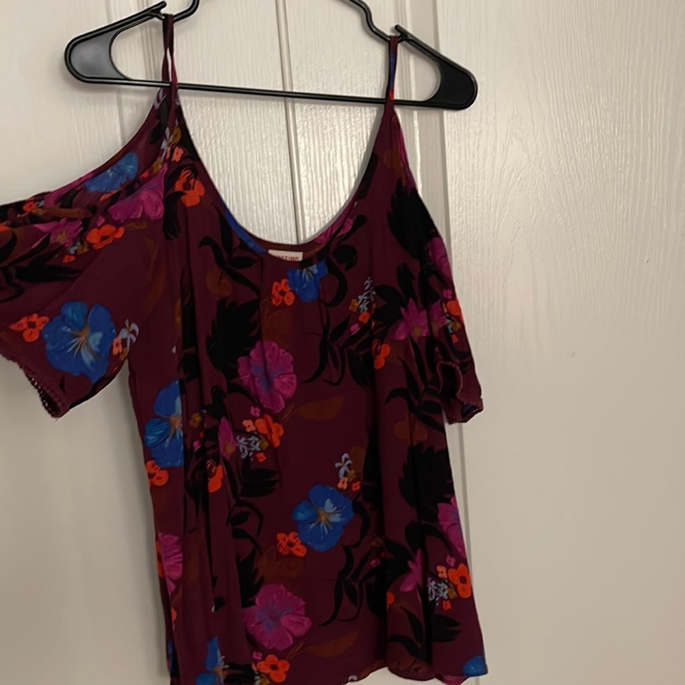 Flowy spaghetti straps and open shoulder to flounce sleeves.